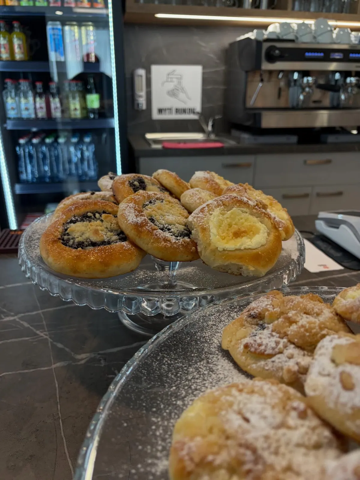 Domácí kynuté koláče u espresso baru