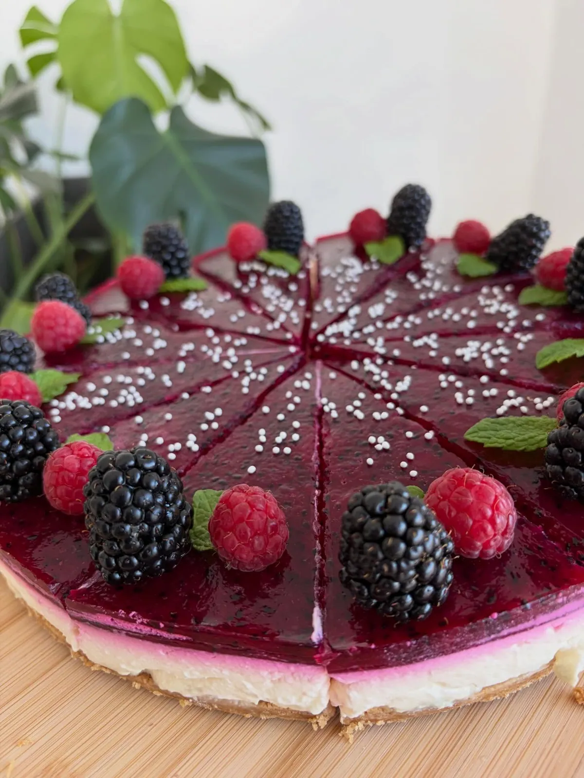 Cheesecake s lesním ovocem a malinami